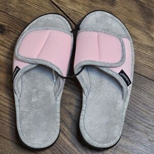 Isotoner Pink Textured Slippers with Black Tag. Size 6.5 - 7.